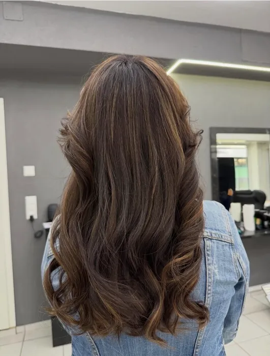 Braunes Haar mit Balayage und Wellen von hinten