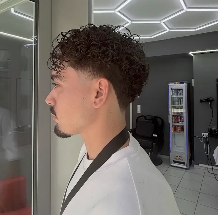 Locken mit Taper Fade im Salon an der Zürcherstrasse